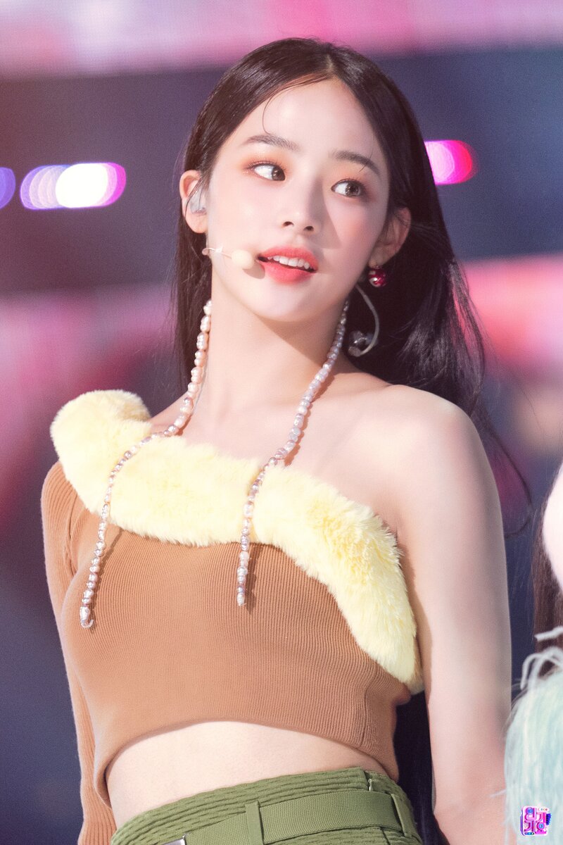 220821 NewJeans Minji - 'Attention' at Inkigayo documents 18