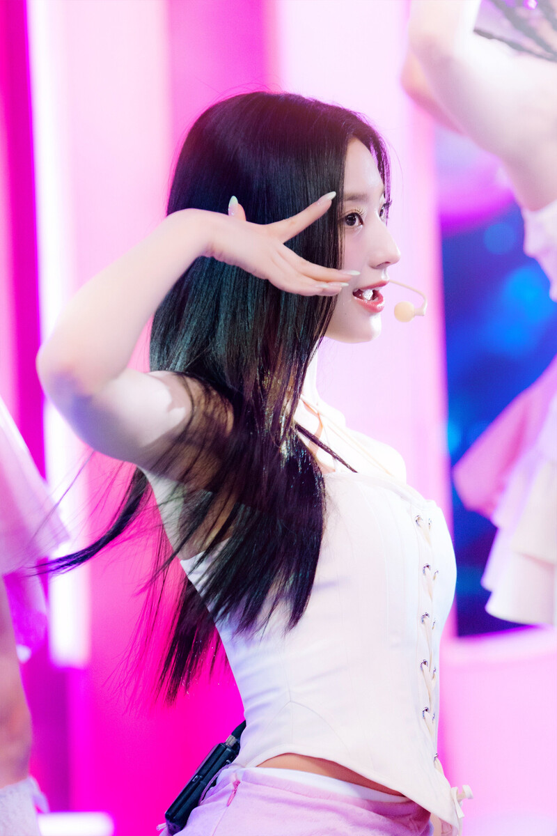 230611 fromis_9 Saerom - ‘#menow’ at Inkigayo documents 1