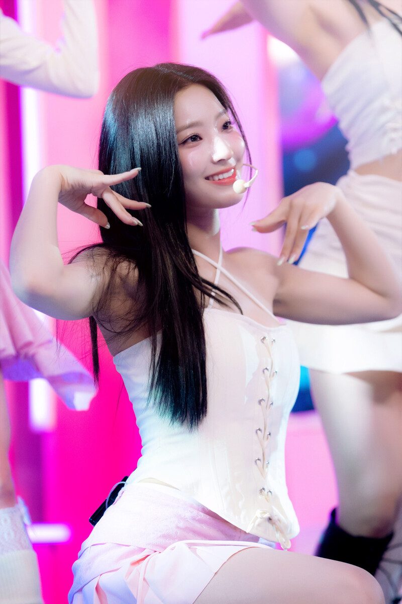 230611 fromis_9 Saerom - ‘#menow’ at Inkigayo documents 3