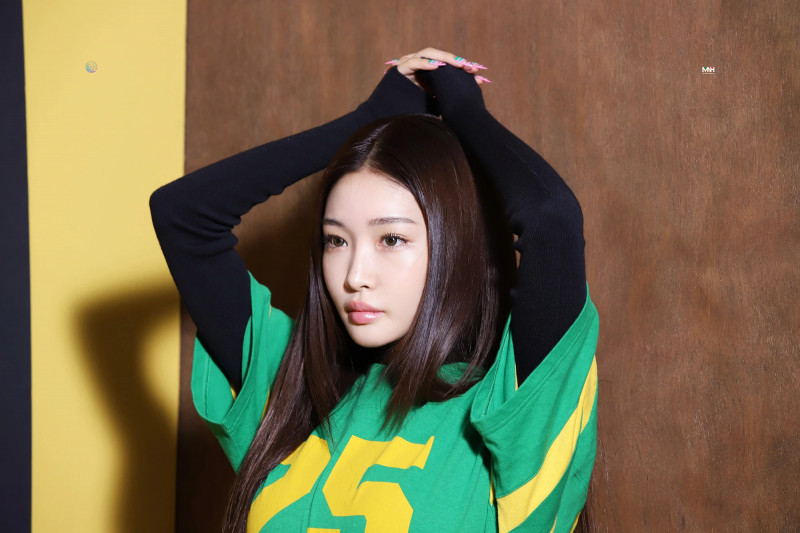 210514 Chungha Cafe Update - Marie Claire Photoshoot Behind documents 11