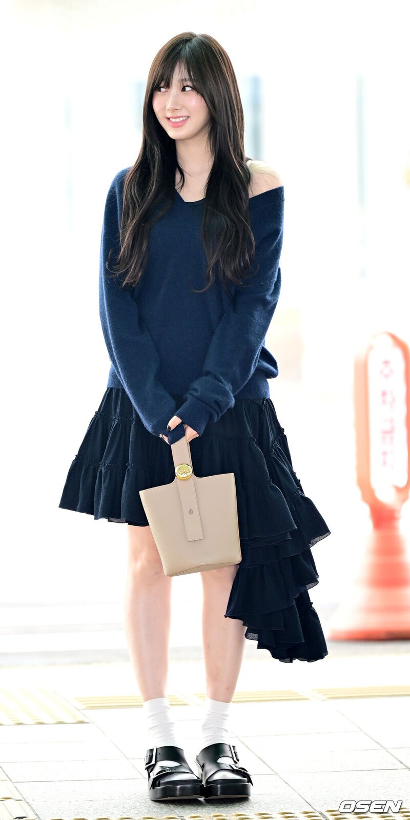 240229 GISELLE at the Incheon International Airport documents 12