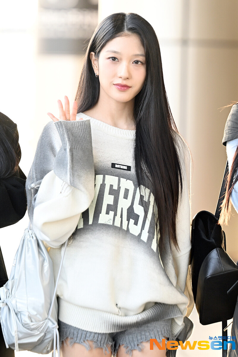 241109 fromis_9 Seoyeon at Gimpo International Airport documents 1