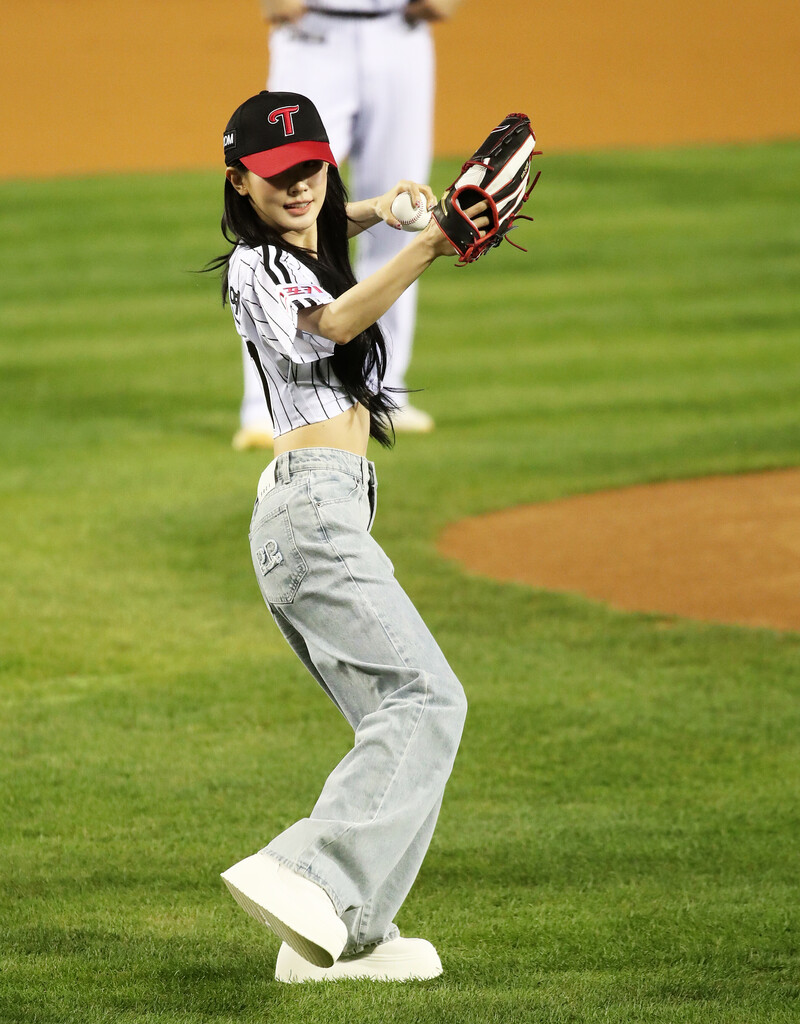 (G)I-DLE's Miyeon throws First Pitch for LG Twins documents 12