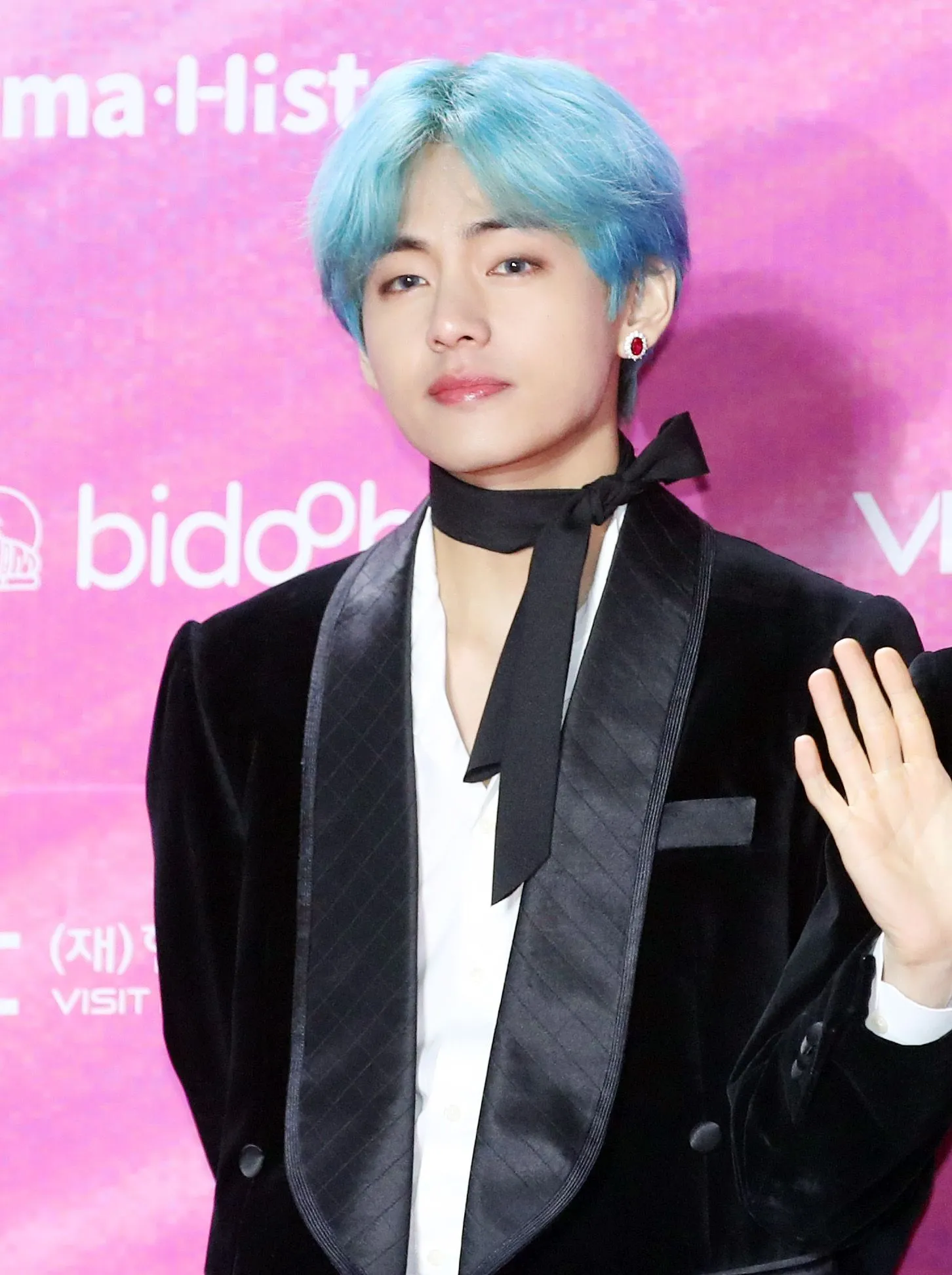 190115 BTS at the 28th Seoul Music Awards red carpet | Jimin purple hair & V  blue hair | Kpopping