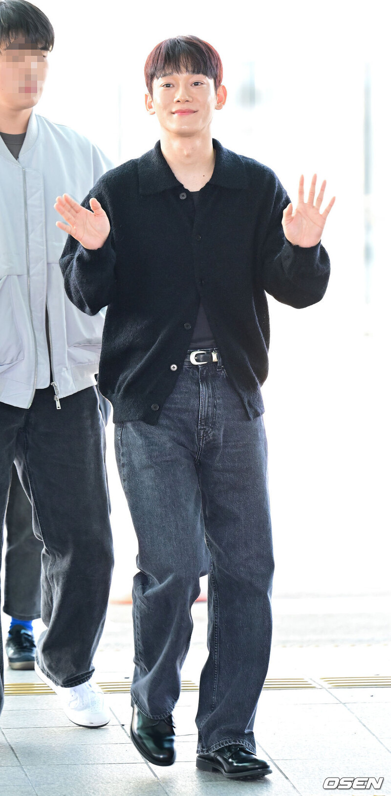 241024 Exo Chen at Incheon International Airport documents 2