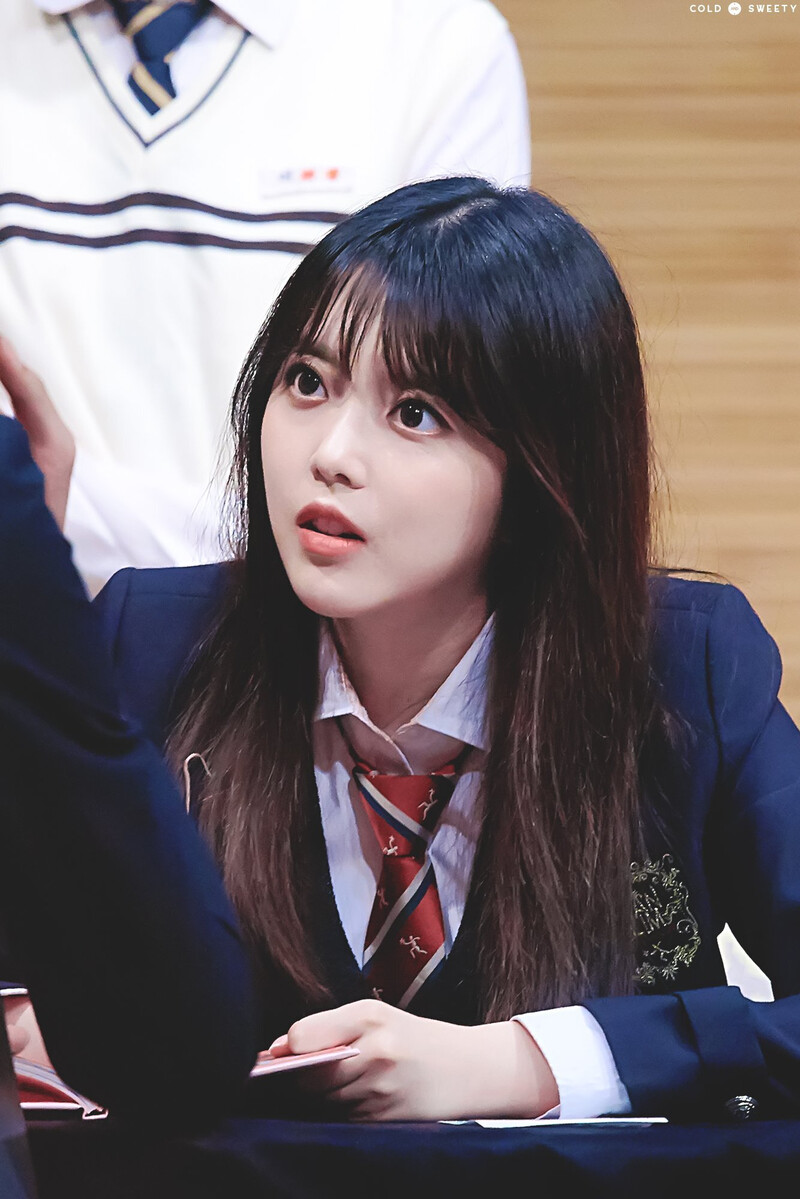 180519 Weki Meki Suyeon at 'Lucky' Fansign documents 2