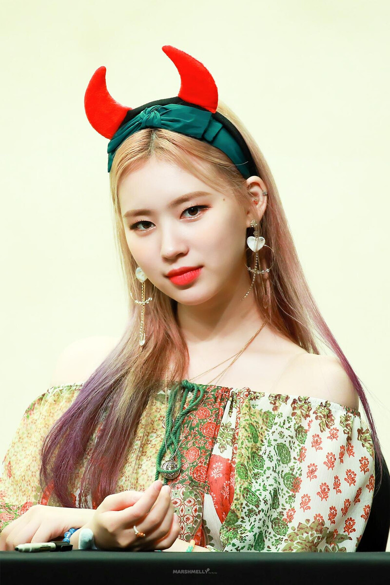 190825 Weki Meki Elly at 'WEEK END LOL' Mapo Fansign documents 2