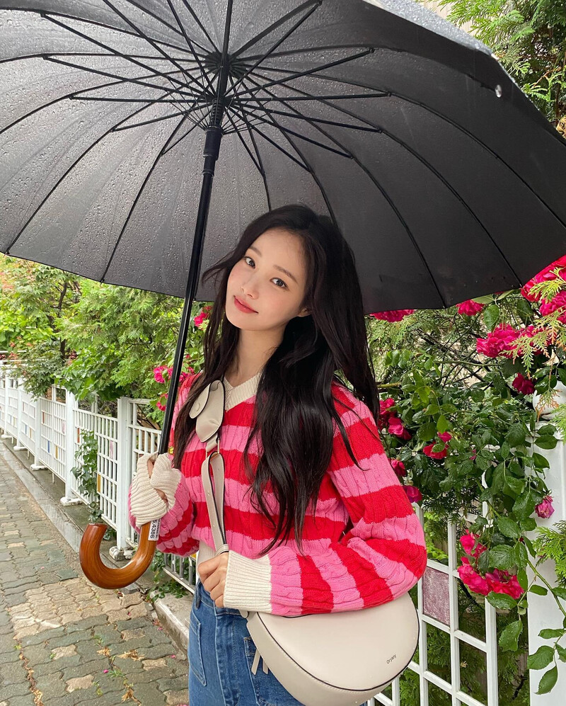 230527 Yeonwoo Instagram Update documents 2