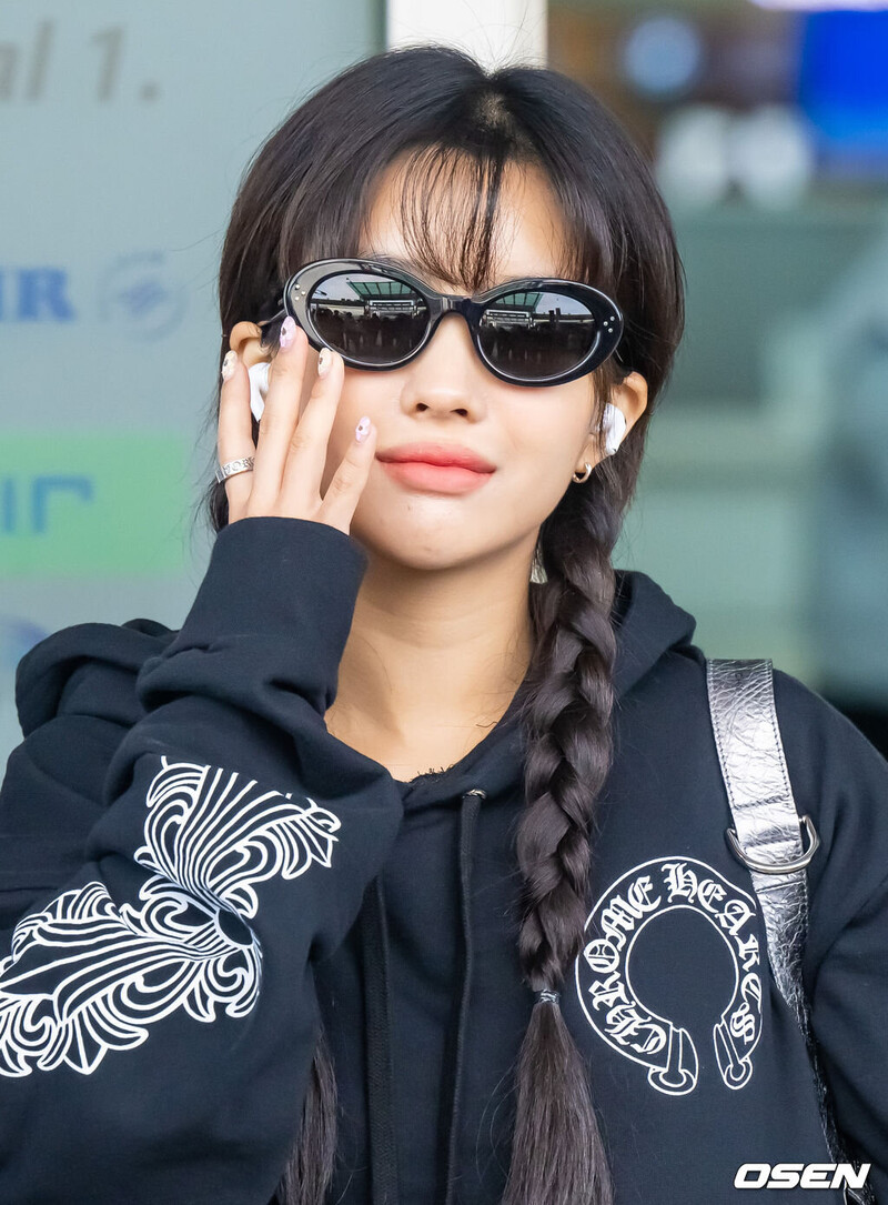 231028 (G)I-DLE Soyeon at Incheon International Airport documents 2