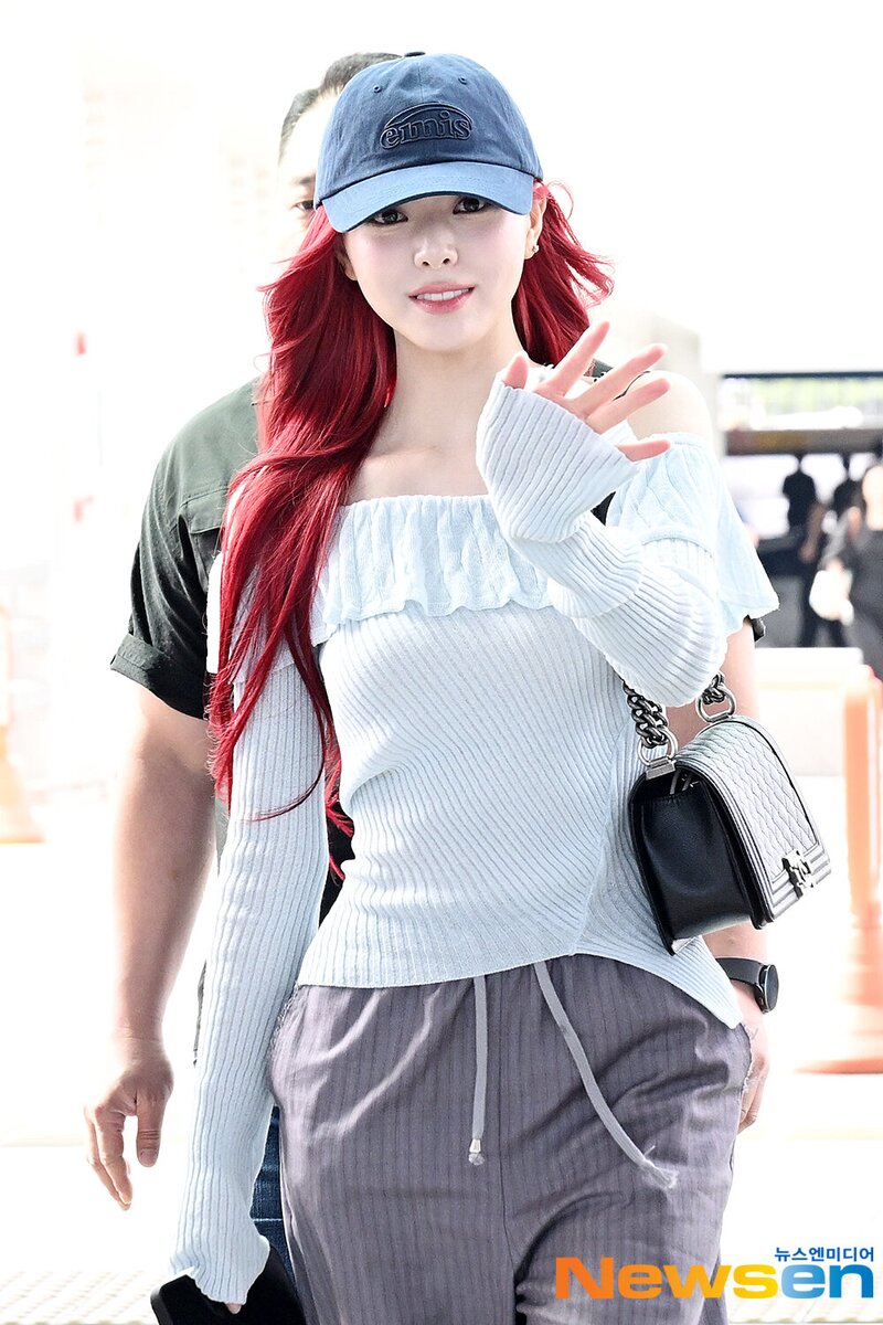 240605 ITZY Yuna at Incheon International Airport documents 3