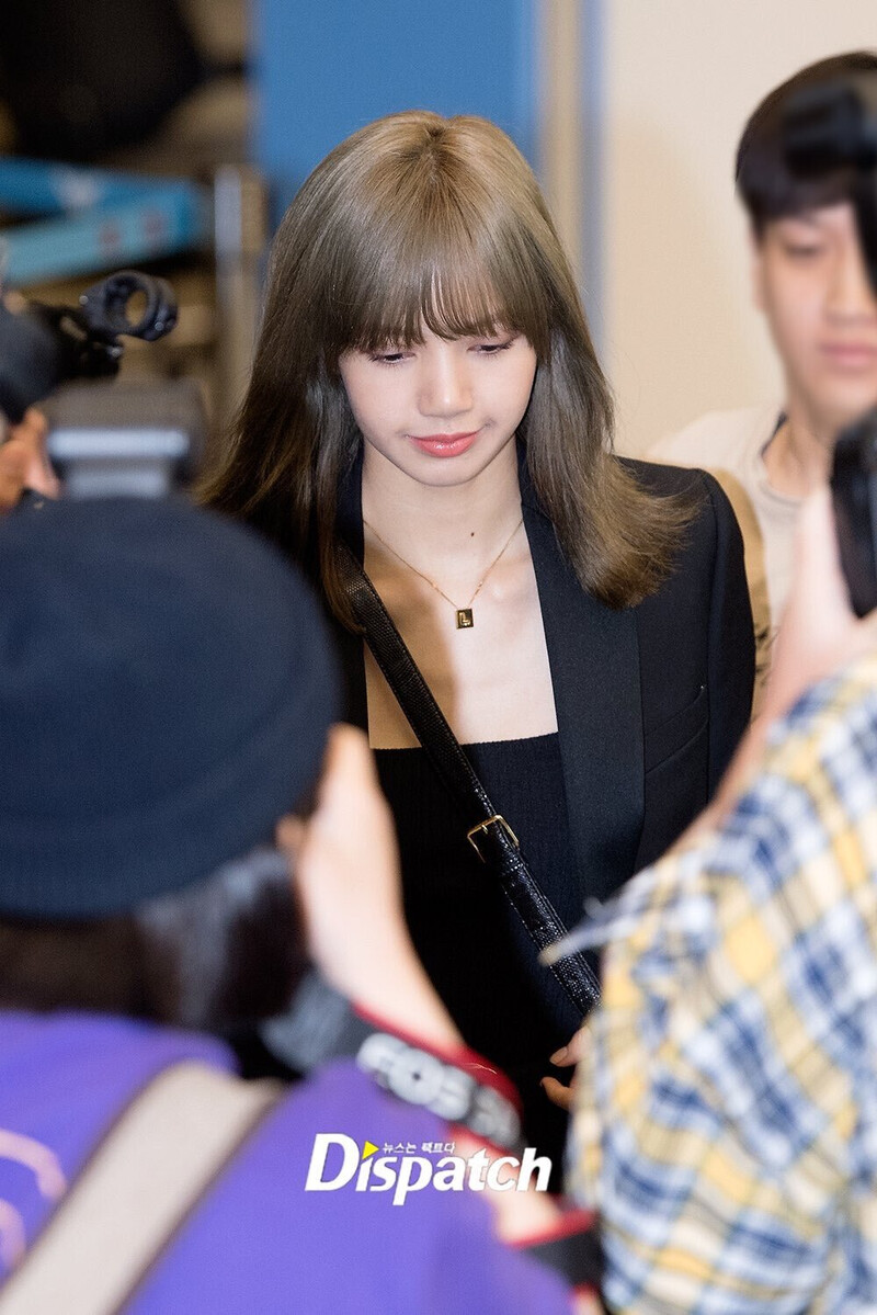 190626 - LISA at Airport Incheon back From Paris documents 9