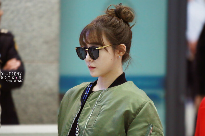 150105 Girls' Generation Tiffany at Incheon Airport documents 1