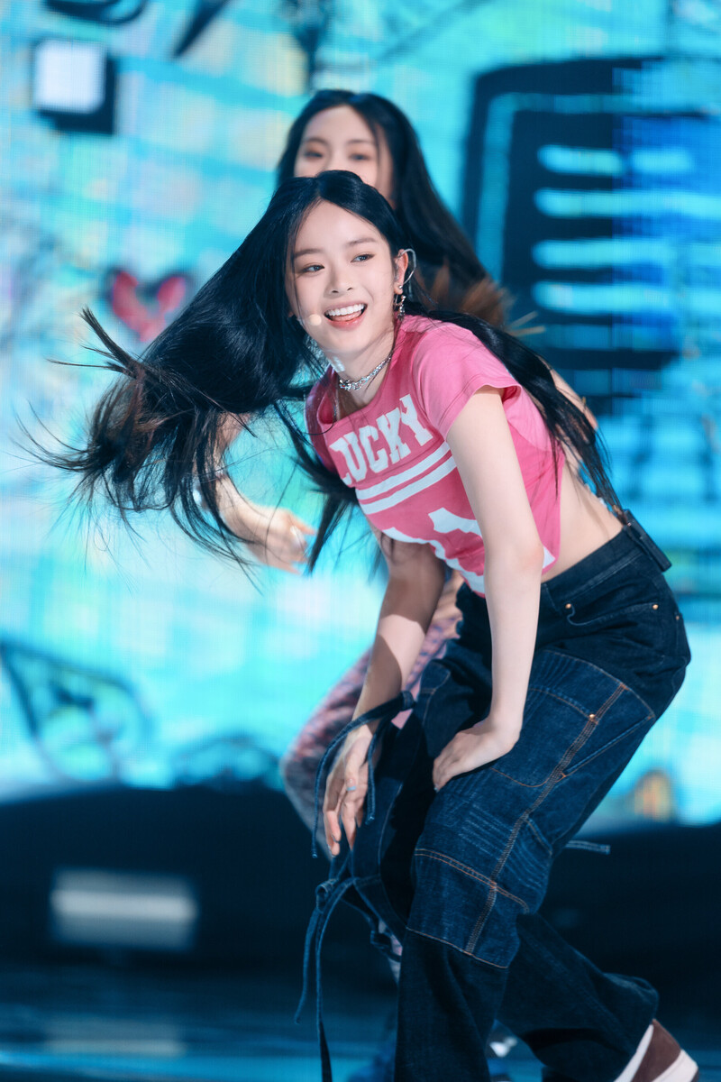 220807 NewJeans Hanni 'Attention' at Inkigayo documents 1