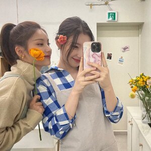220415 ITZY Instagram Update - Chaeryeong & Yeji