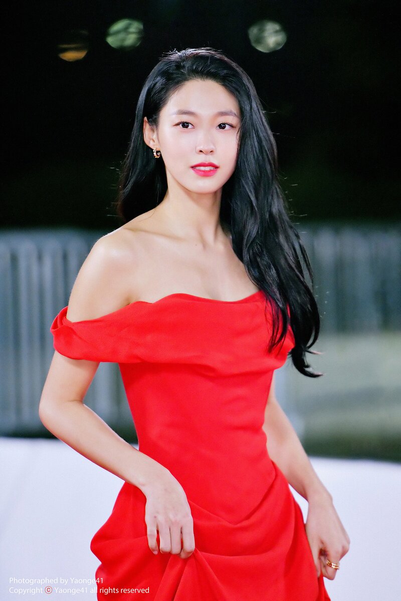 211126 Seolhyun at 42nd Blue Dragon Film Awards Red Carpet documents 3