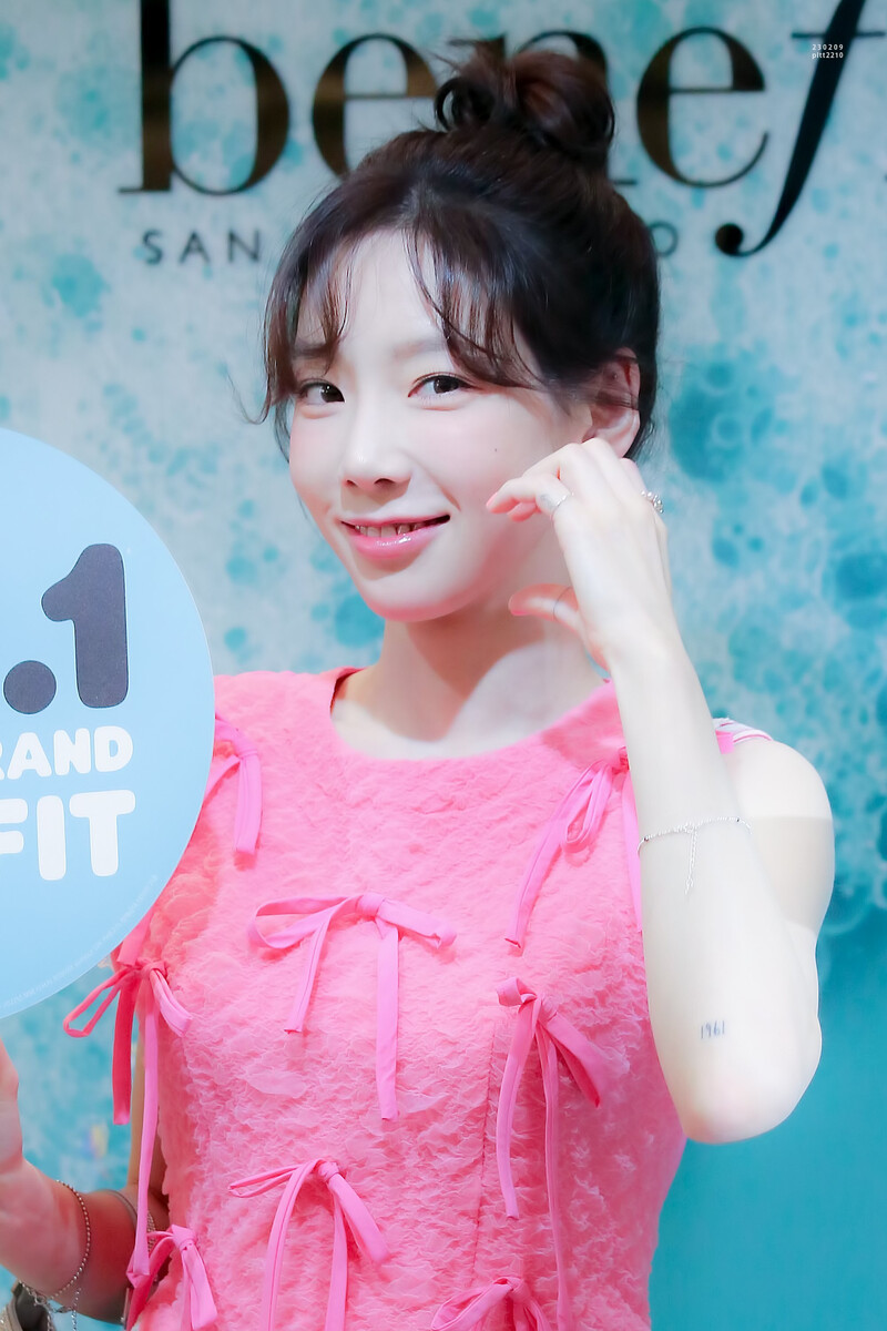 230330 Taeyeon - Benefit Pop-up Store Event documents 27