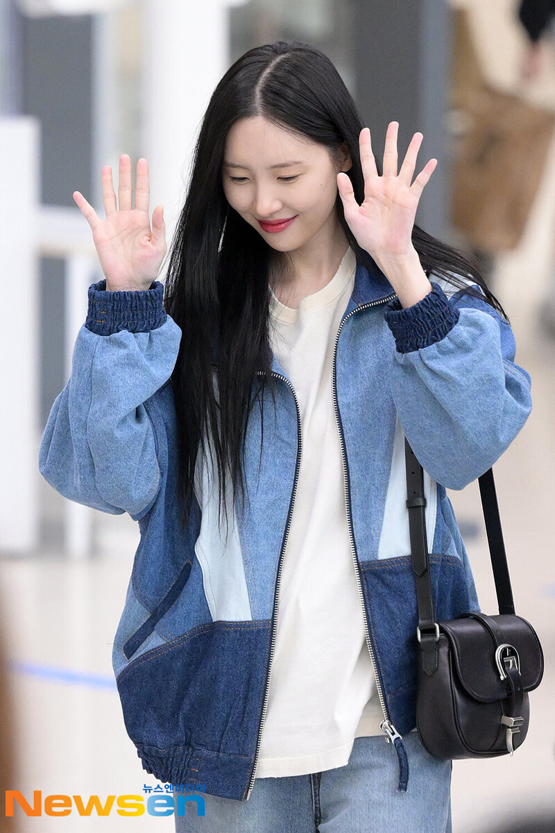 231005 Sunmi at Incheon International Airport documents 3