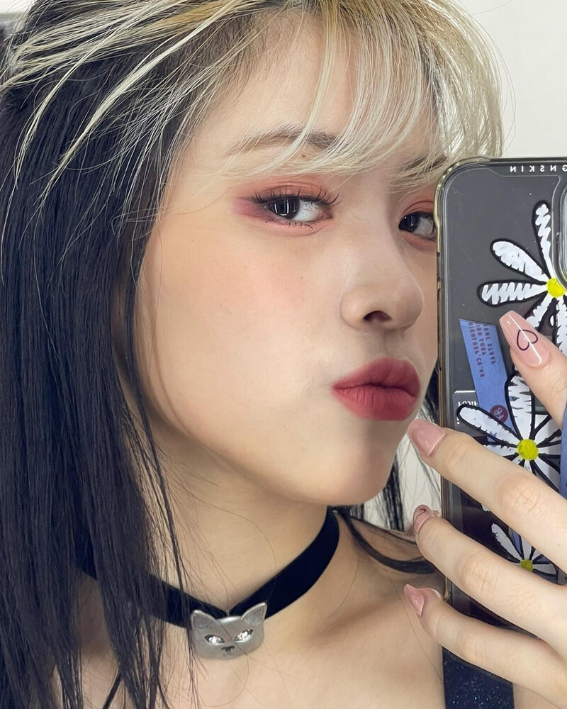 211008 ITZY Instagram Update - Ryujin documents 7