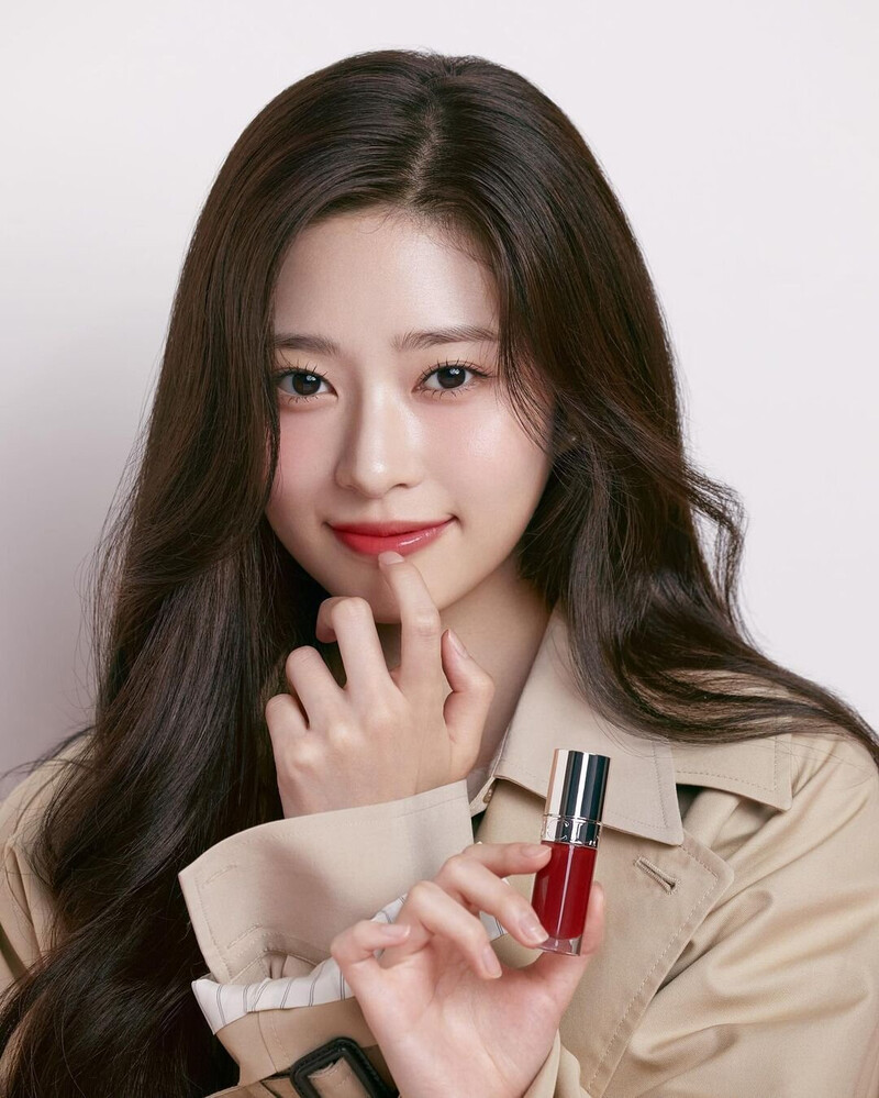 Minju for Clarins x Cosmopolitan Korea 2022 documents 3