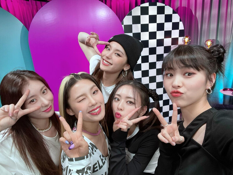 220510 Lee Jung Lee Instagram Update With ITZY documents 2