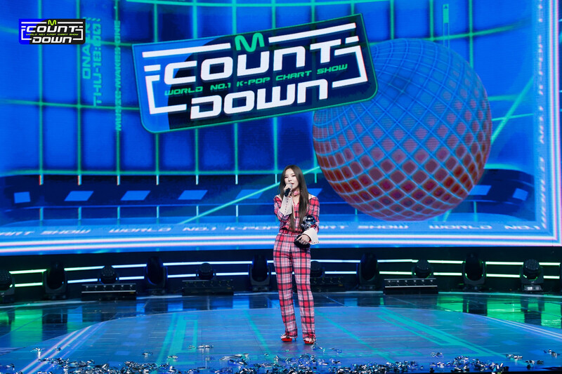 220127 Whee In - 'Make Me Happy' at M COUNTDOWN documents 15