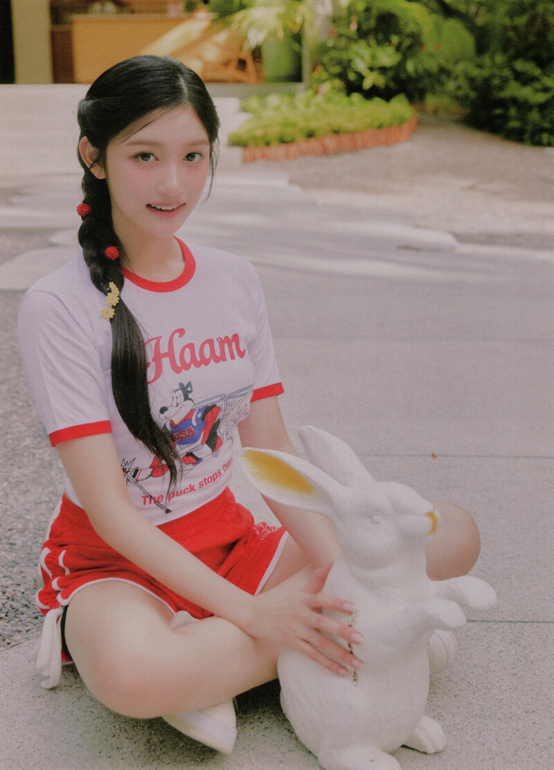 IVE - 1st Photobook 'A Dreamy Day' [SCANS] documents 13