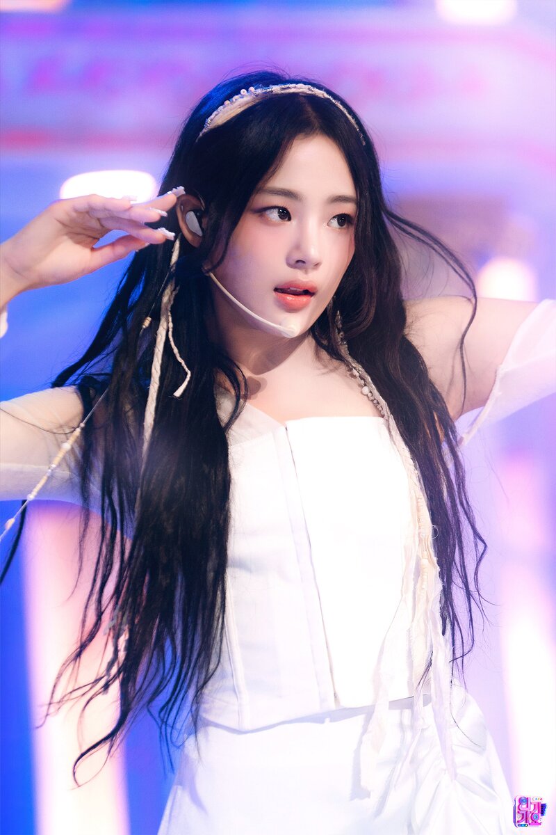 230723 NewJeans Minji - 'Cool With You' at Inkigayo documents 2