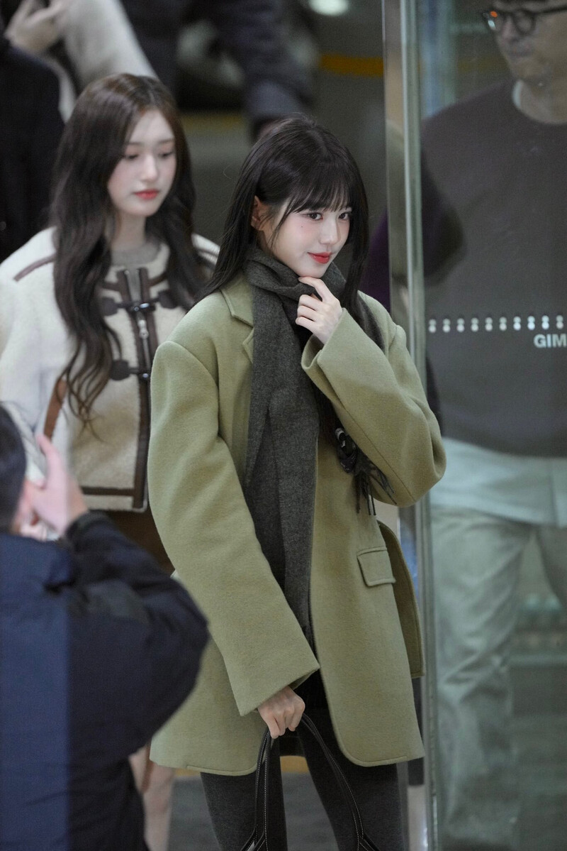 231114 IVE's Wonyoung at Gimpo International Airport (GMP) documents 6