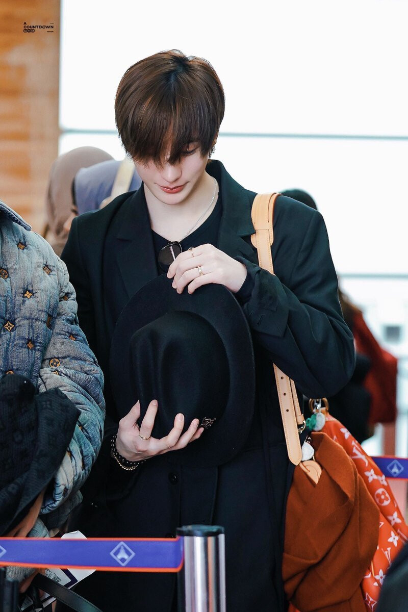 240117 RIIZE Anton at Paris Charles de Gaulle Airport documents 2