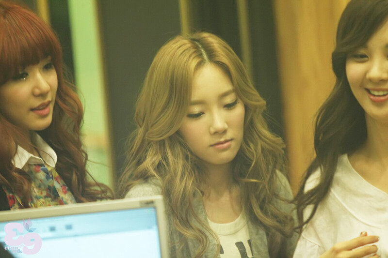 120504 Girls' Generation Tiffany, Taeyeon & Seohyun at Sukira documents 11