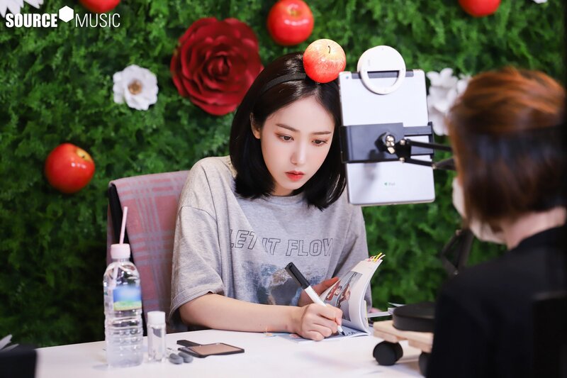 210304 Source Naver Post - GFRIEND 'Apple' Video Call Behind documents 8