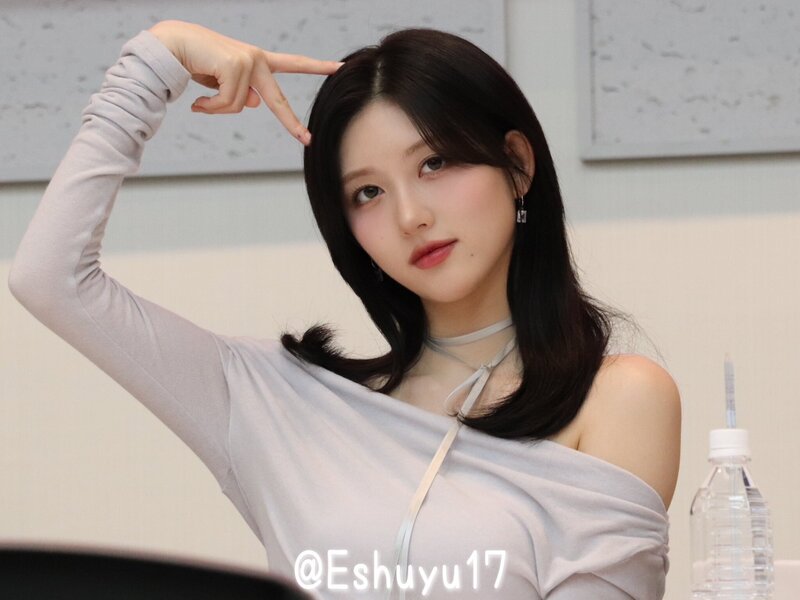 240209 Gaeul at Fansign Event in Japan documents 5