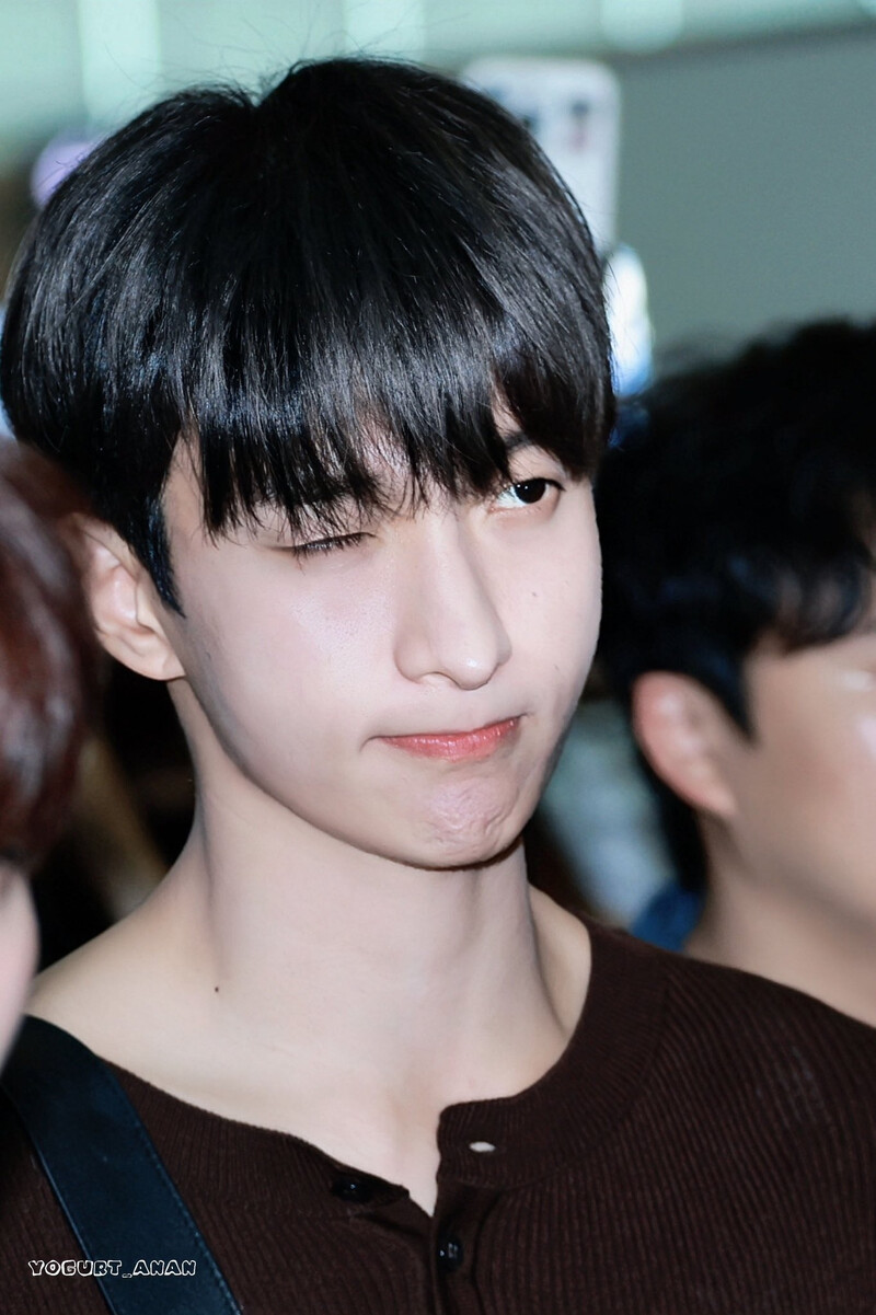 240801 SEVENTEEN DK at Incheon International Airport documents 9