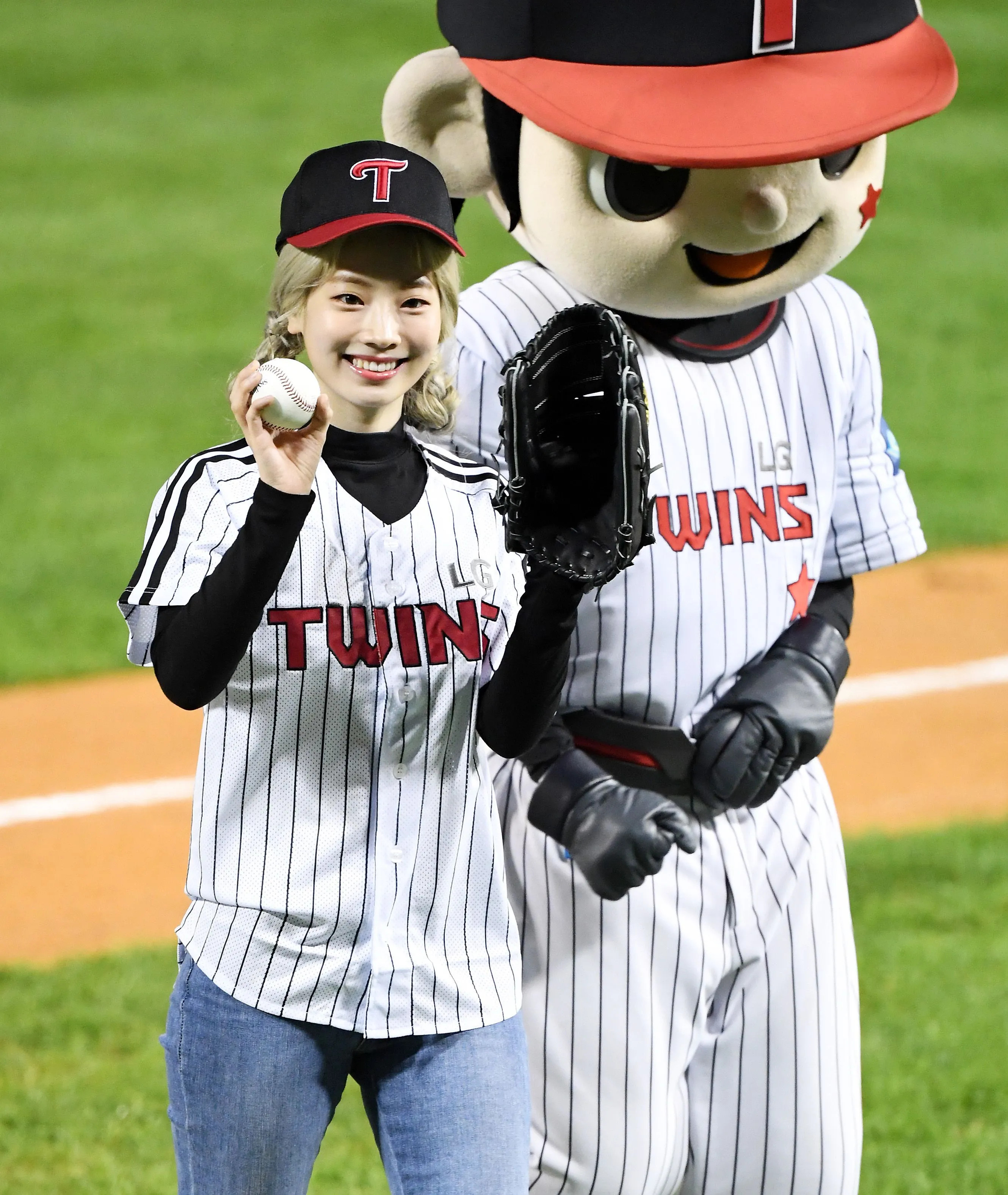 191010 TWICE's Dahyun throwing first pitch for the LG Twins