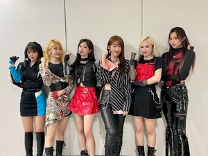 211215 EVERGLOW SNS Update at Show Champion