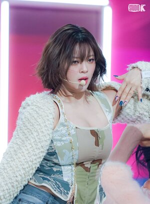 240222 - KBS Kpop Twitter Update with JEONGYEON - 'SET ME FREE' Music Bank Behind Photo