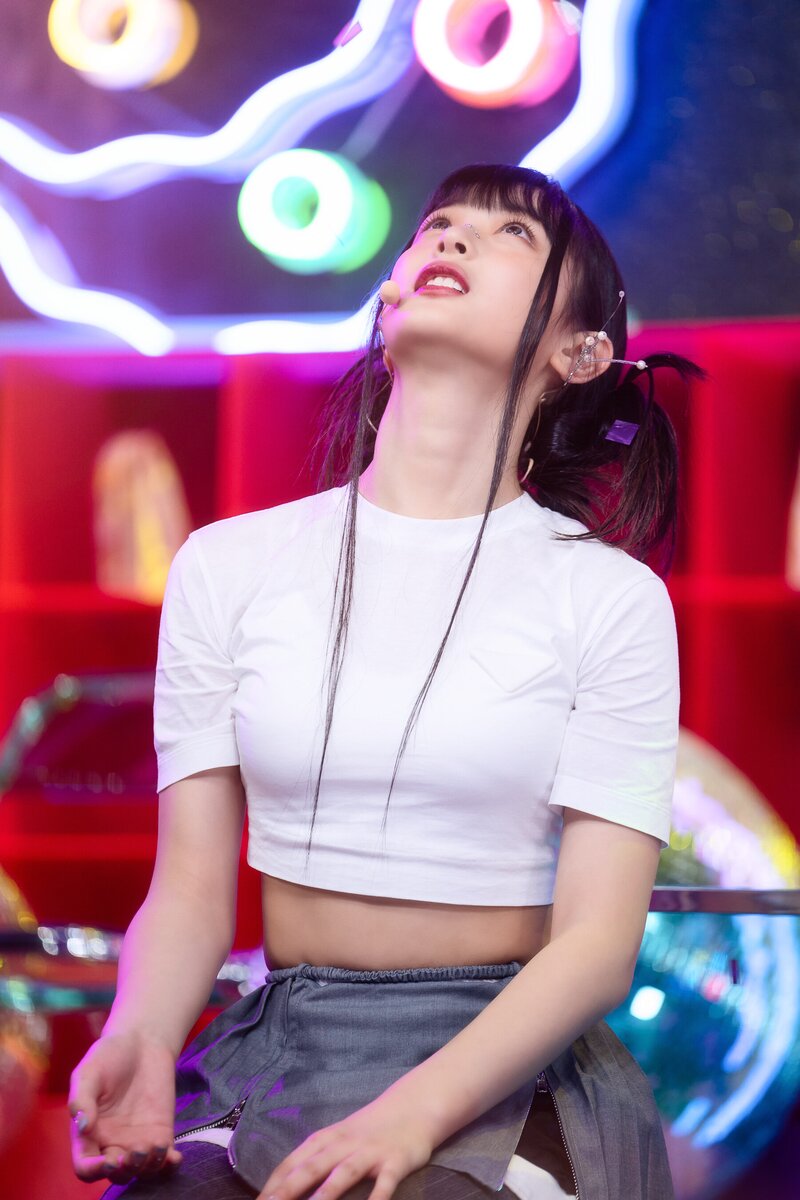 220807 NewJeans Hanni 'Cookie' at Inkigayo documents 25