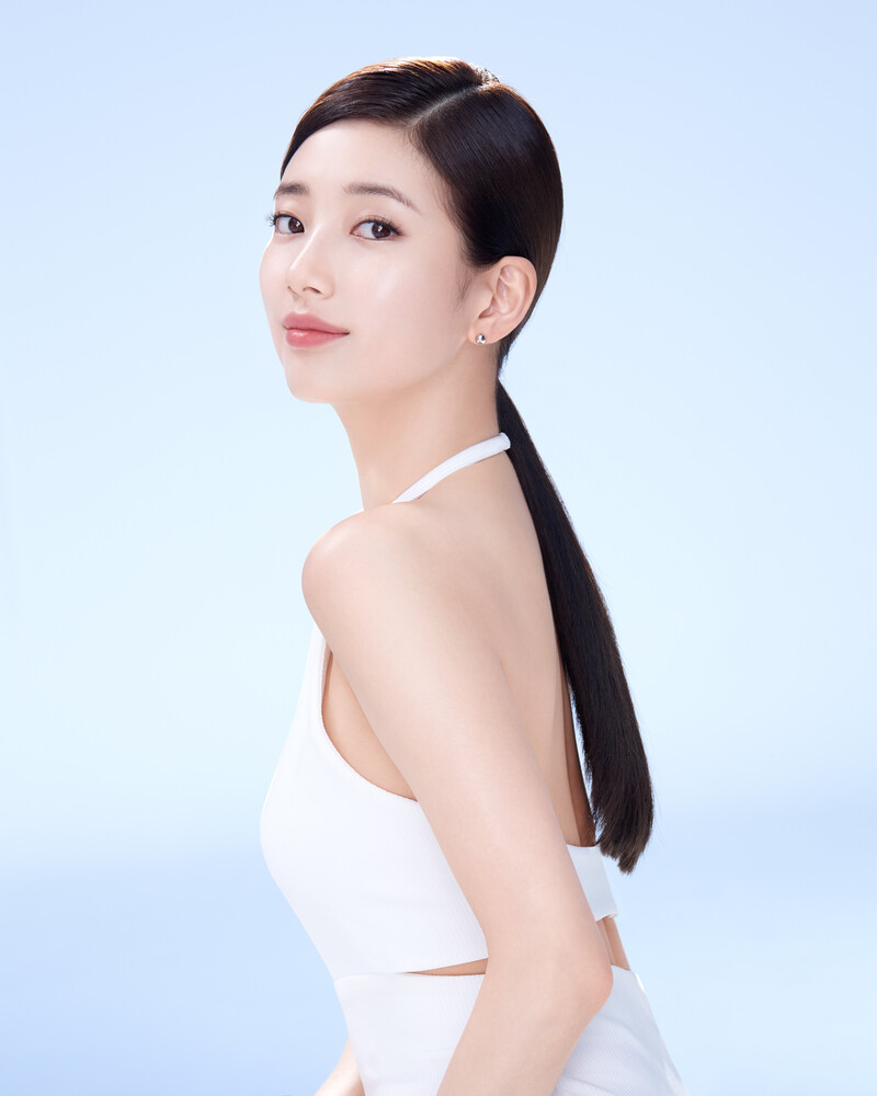 Bae Suzy for Lancome 'Clarifique Dual Essence documents 5