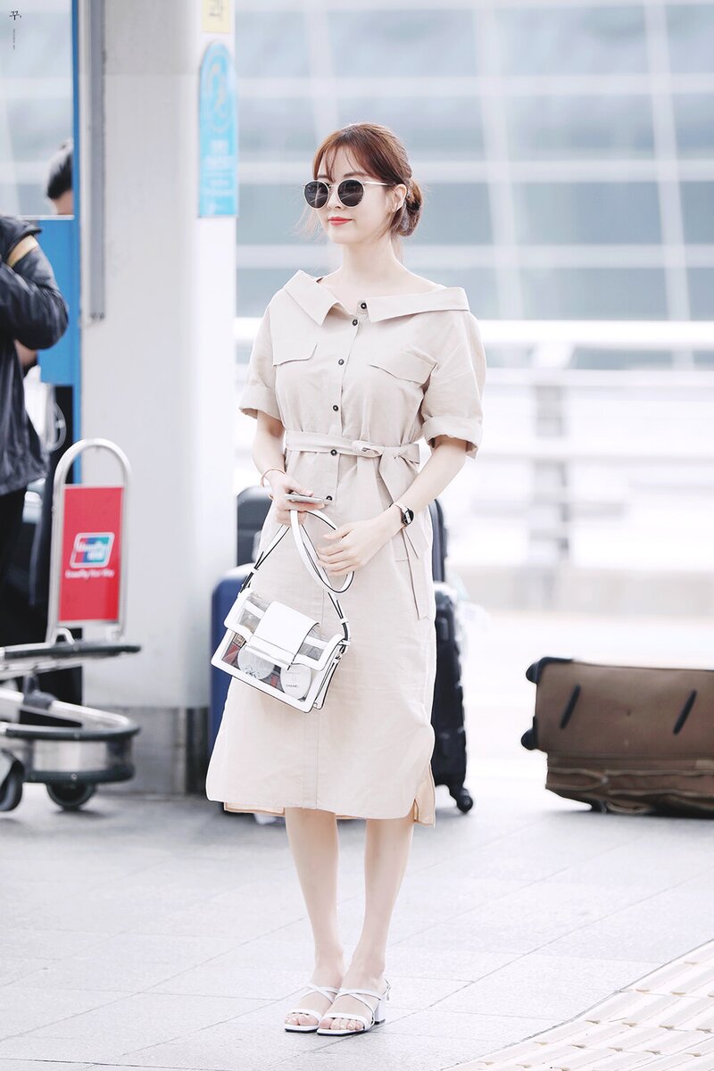 180430 Girls' Generation Seohyun at Incheon Airport documents 15