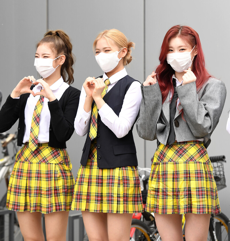 210422 ITZY on their way to film Knowing Brothers documents 4