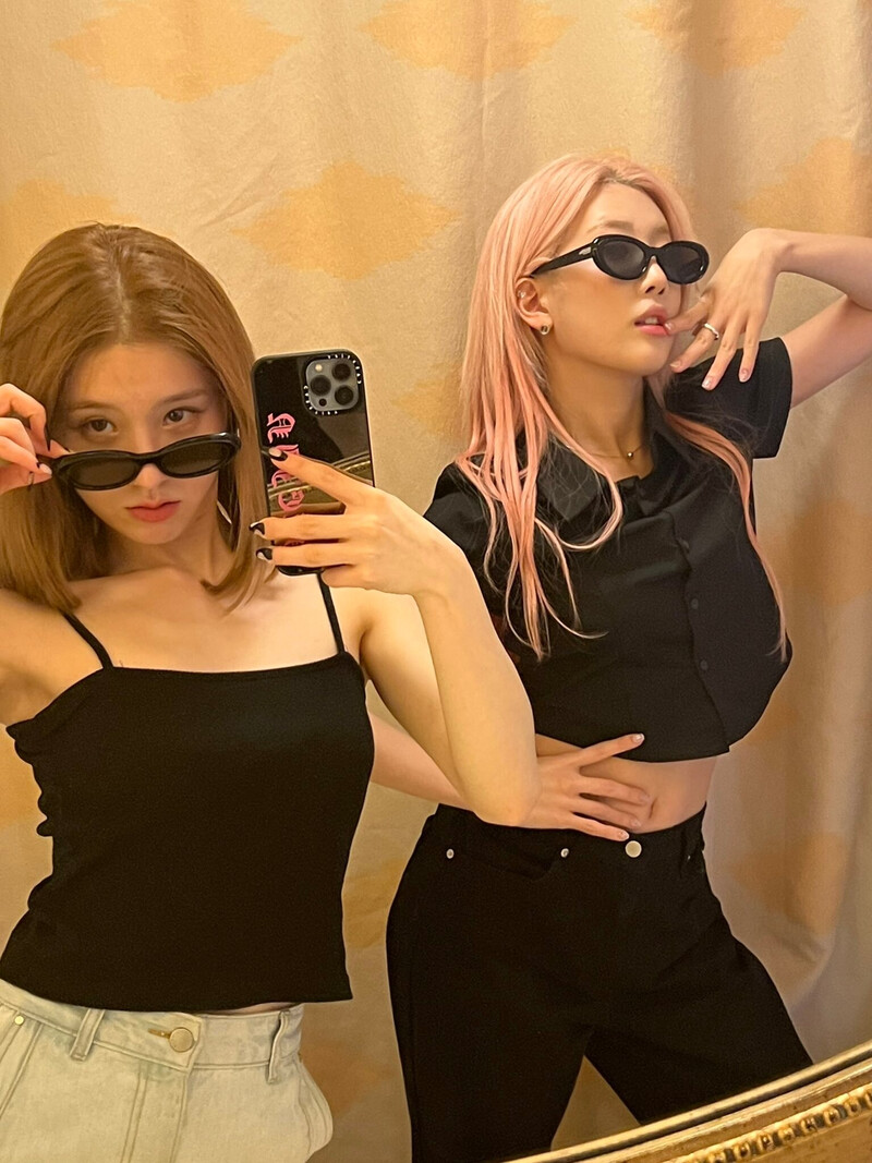 220729 LOONA Twitter Update - HeeJin & Kim Lip documents 3