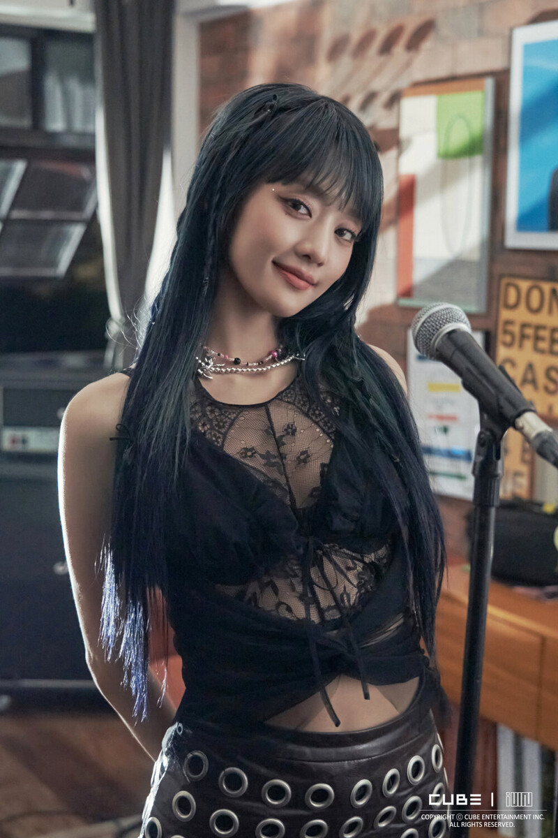 230720 (G)I-DLE Weverse Update -  'I feel' Behind documents 2