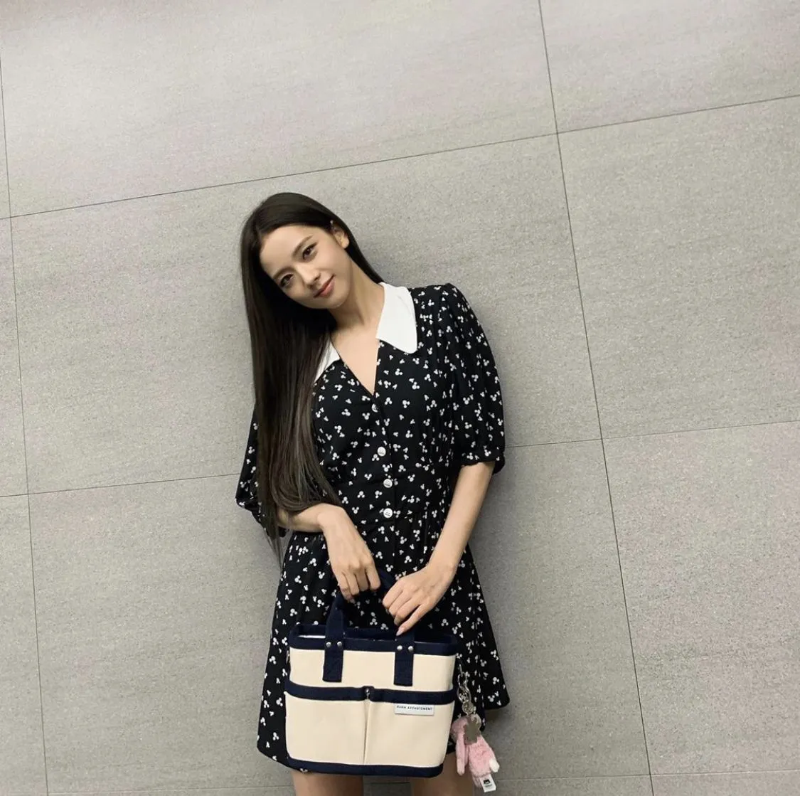 BlackPink Jisoo with Louis Vuitton Speedy 25.High quality LV bag for sale  buy add my WhatsApp: 1 323 659 4999 EVA pickwomenbag.com :  u/Illustrious-Cut-1263