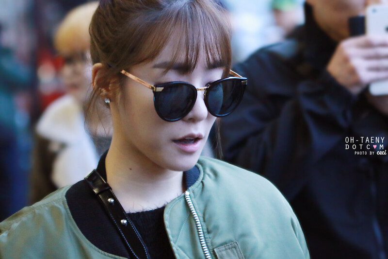 150105 Girls' Generation Tiffany at Incheon Airport documents 3