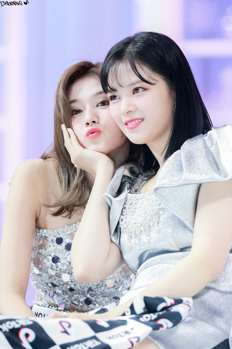 200105 TWICE Jeongyeon & Sana - 34th Golden Disc Awards Day 2 documents 3