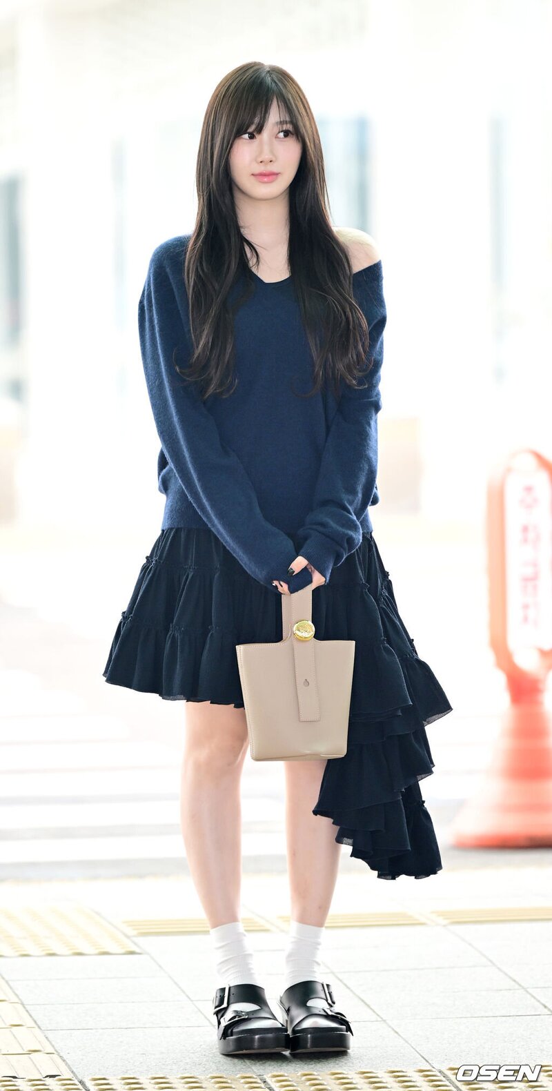 240229 GISELLE at the Incheon International Airport documents 4