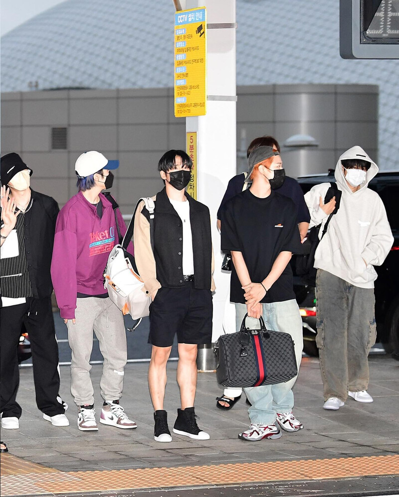 THE BOYZ at Incheon International Airport documents 1