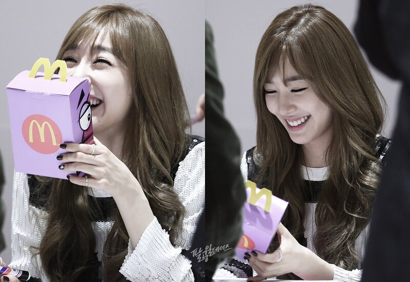 141127 Girls' Generation Tiffany at Lotte Fansign documents 7