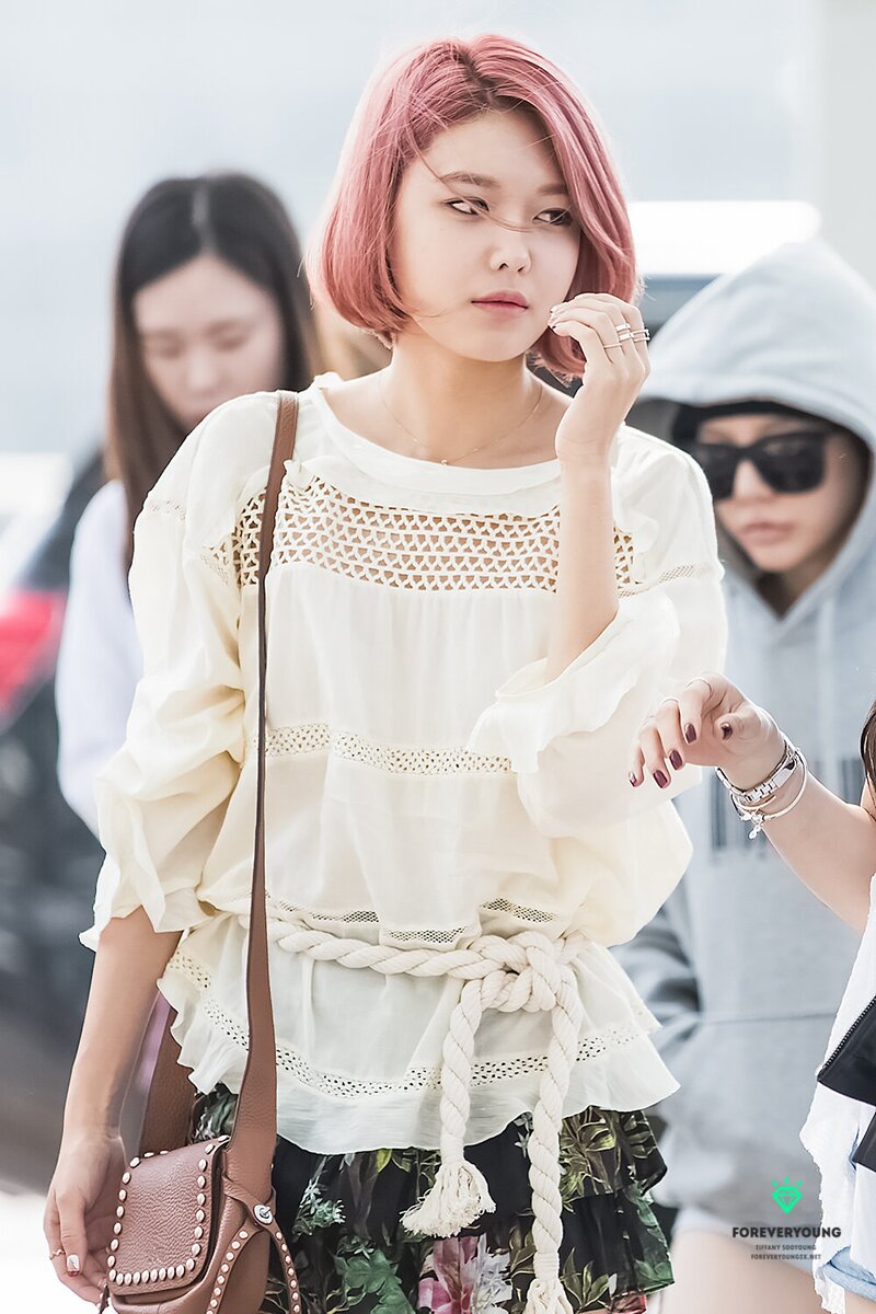 150610 Girls' Generation Sooyoung at Incheon Airport documents 1