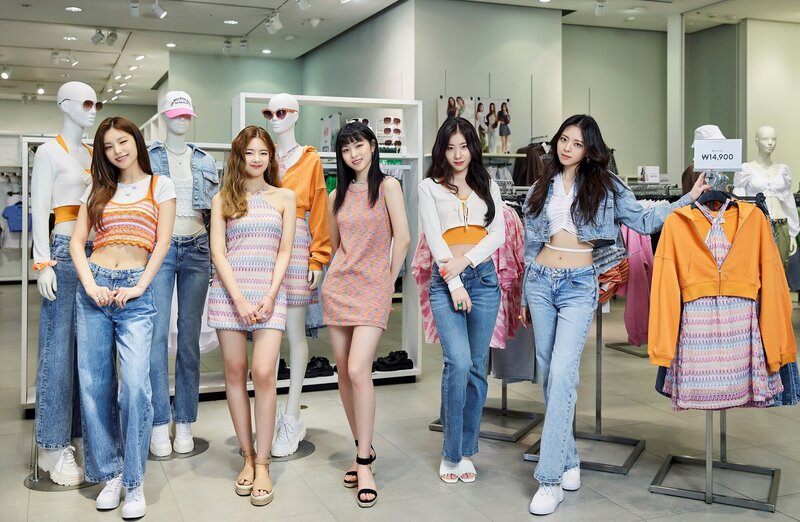 220422 ITZY at H&M Department Store documents 3